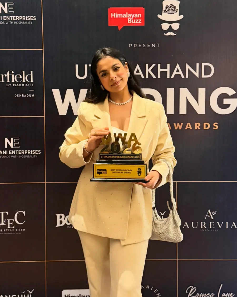 Anukriti Batra Arora holding the Best Wedding Design trophy at the Uttarakhand Wedding Conclave and Awards 2026
